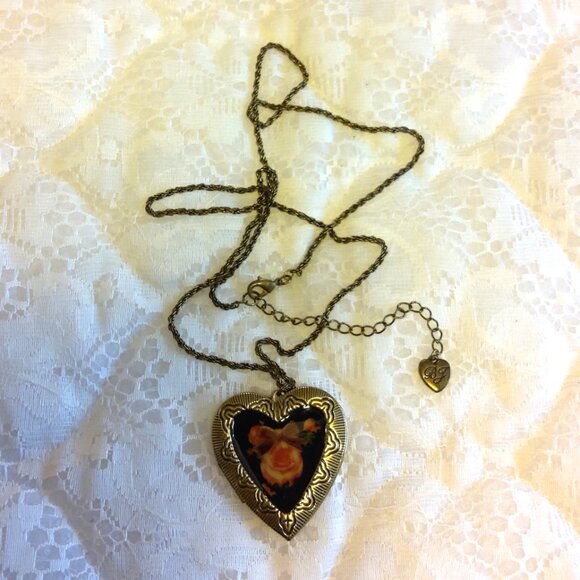 Vintage Heart Locket Love Pendant VTG Floral Brass Photo Necklace - Picture 5 of 13
